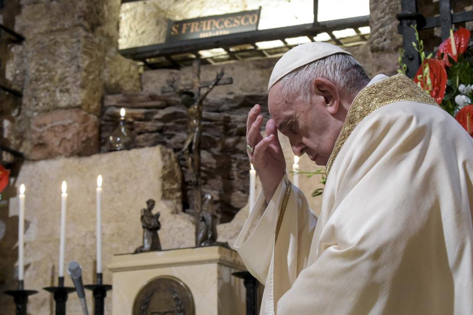 El papa Francisco celebra una misa en la cripta de la Basílica de San Francisco, en Asís, Italia, el sábado 3 de octubre de 2020. El papa viajó a la tierra natal del santo del que tomó su nombre de pontífice para firmar una encíclica en la que plantea su visión del mundo tras la pandemia del COVID-19, basada en la solidaridad la fraternidad y el cuidado del medio ambiente. (Vatican Media via AP)