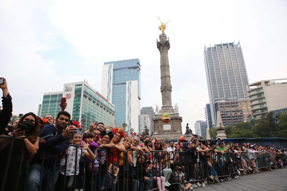 La gente observa el desfile del Día de Muertos en la Ciudad de México, el sábado 29 de octubre de 2022. (AP Foto/Ginnette Riquelme)