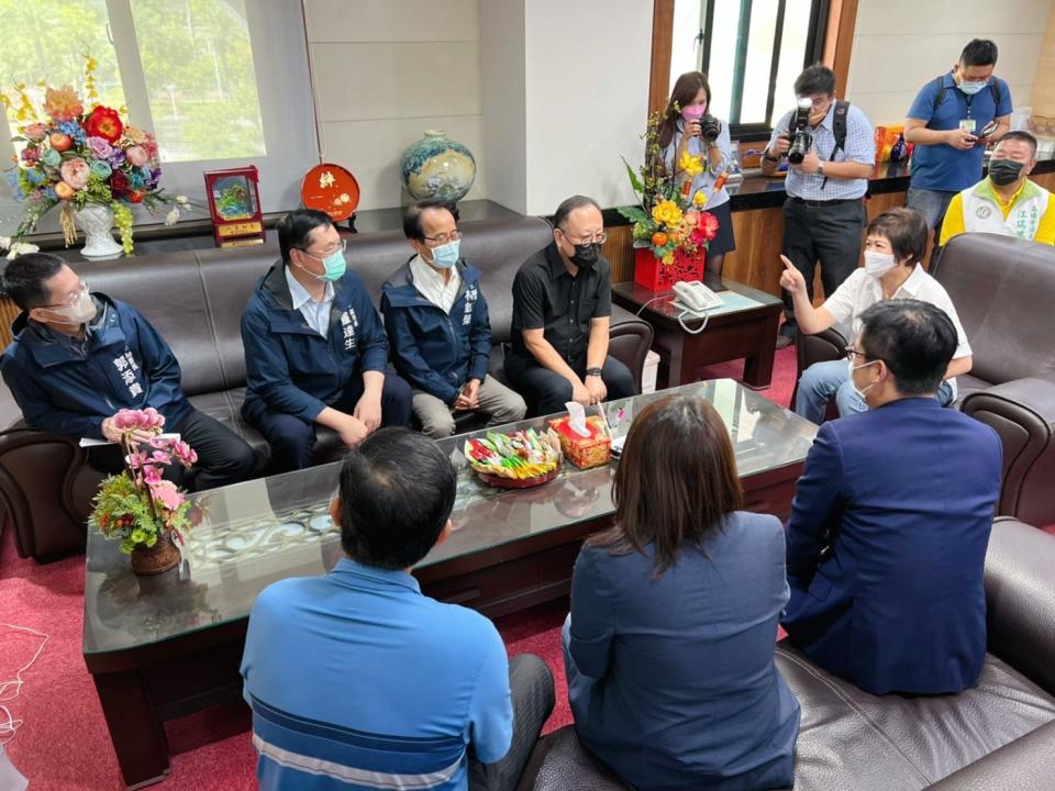 高雄市議會開議，市長陳其邁率三位副市長拜會副議長陸淑美，陸淑美反映民意，希望市府應重視基層心聲。（記者吳文欽攝）