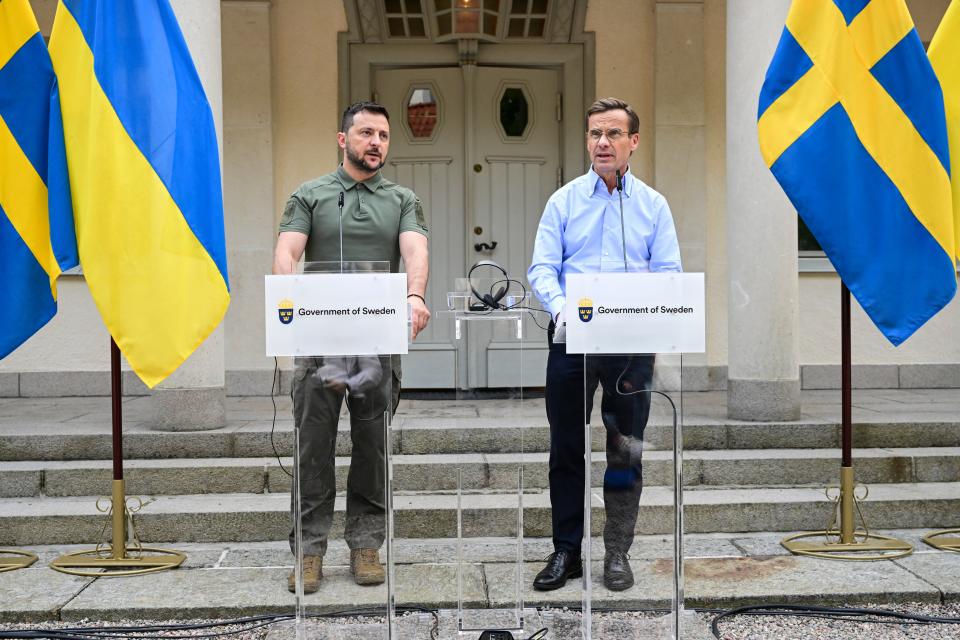 Swedish Prime Minister Ulf Kristersson (R) with Ukrainian President Volodymyr Zelensky attend a press conference (EPA)