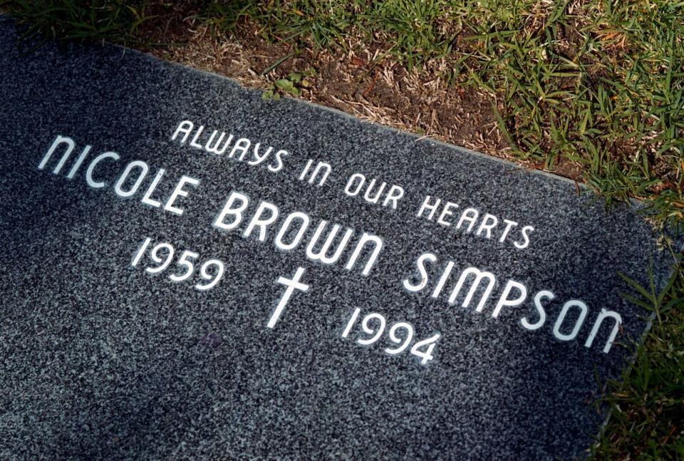 <p>Der Mord an Nicole Brown Simpson gilt bis heute offiziell als nicht aufgeklärt. Simpson beteuert bis heute seine Unschuld. Die Familien der beiden Opfer strengten allerdings nach dem Urteil im Mordprozess eine Zivilklage an ... (Bild: David McNew / Getty Images)</p> 