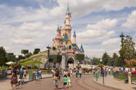 <p>Mit großem Abstand landet Disneyland Paris auf dem ersten Rang in Europa. Nachdem der Ressort-Kollege schon auf dem dritten Platz landete, liegen die Top 3 eindeutig in französischer und in Disneys Hand. Anders als beim Studio Park, geht es im Disneyland nicht darum, hinter die Kulissen von Filmen zu blicken. Stattdessen erwarten die Besucher Attraktionen, die Filmen nachempfunden sind. (Foto: ddp) </p>