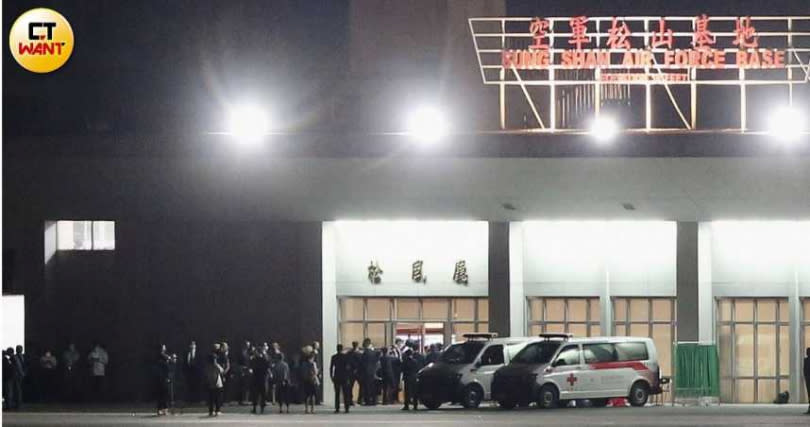 美國眾議院議長裴洛西抵台，松山機場大批人員警戒。（圖／黃耀徵攝）