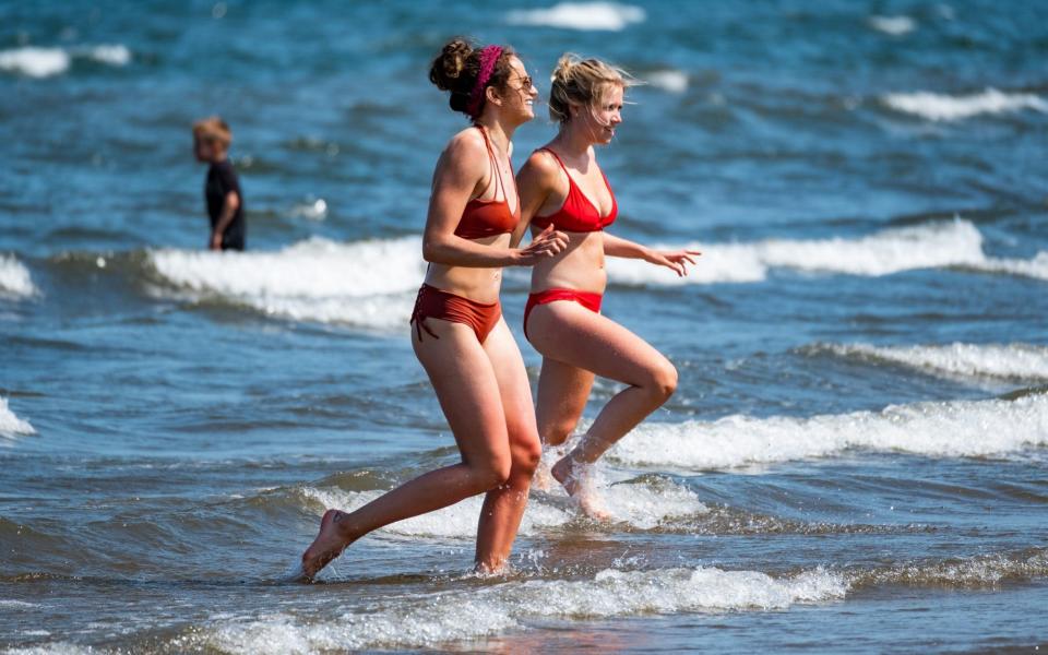 Crowds gathered at Portobello Beach in Edinburgh - Stuart Nicol/Stuart Nicol Photography