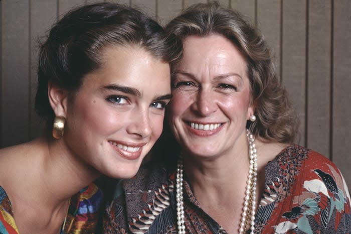 Brooke Shields junto a su madre