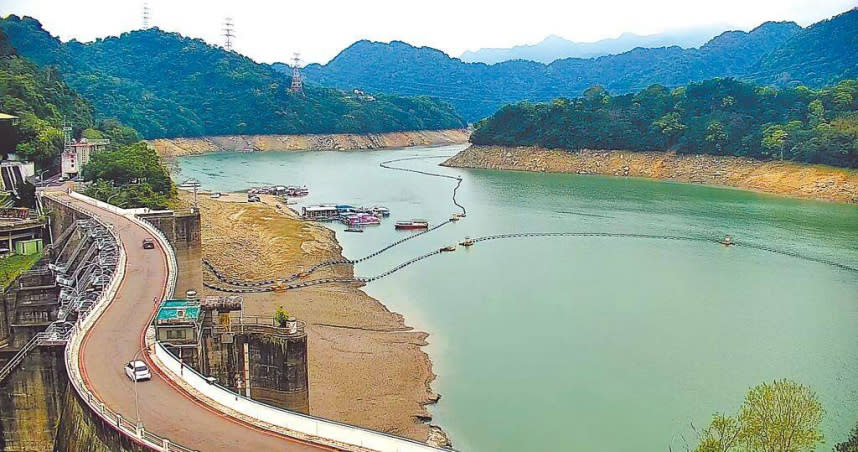 桃園市石門水庫集水區近1周未降雨，3月27日蓄水率約31％，將跌破3成大關，北區水資源分署表示，目前為蓄水緩降期，預估3月28日起至清明有較多降雨機會，盼穩定水情。（北區水資源分署提供／蔡明亘桃園傳真）