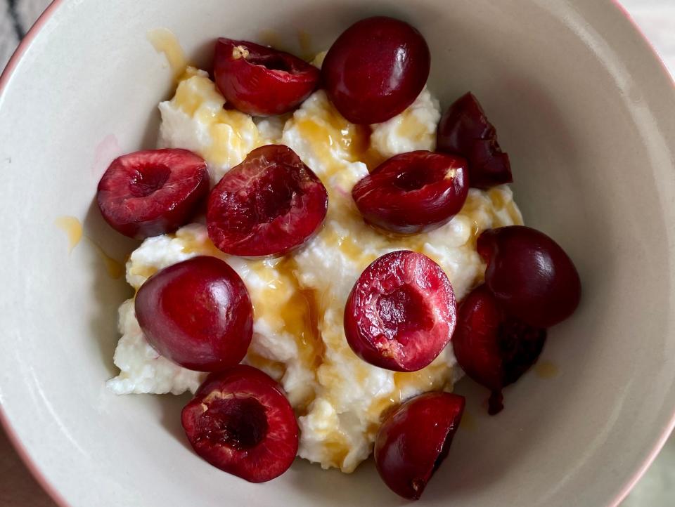 Cottage cheese with cherries and honey.