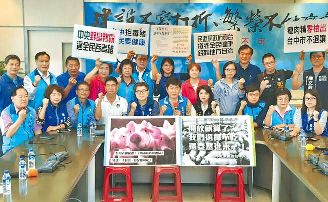 台中市議會國民黨團議員疾呼：「中央無能、台中硬起來！」請市政府一定要堅持守護市民立場，嚴格執行食安條例。（陳世宗攝）