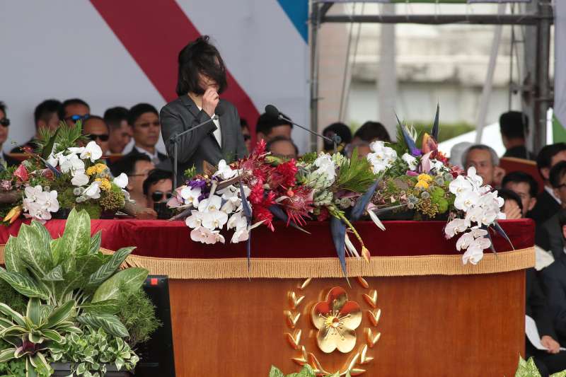 L20171010-總統蔡英文10日出席中華民國106年國慶典禮，致詞過程中一度因風大導致頭髮將臉遮蔽。（顏麟宇攝）