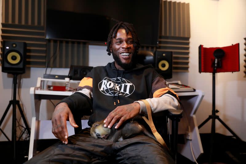 Foto del artista nigeriano Burna Boy en una entrevista con Reuters en su estudio en Lagos, Nigeria