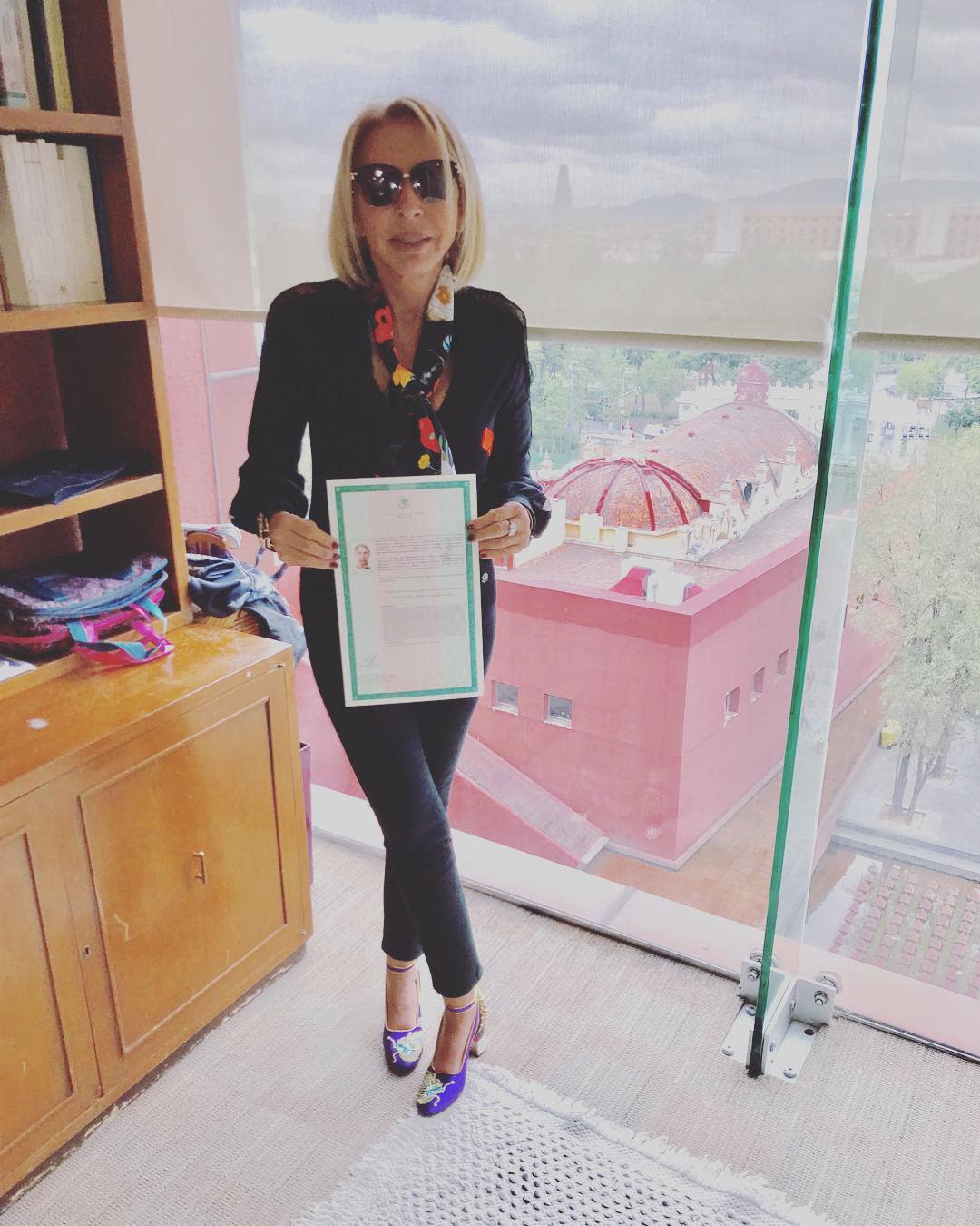 Laura Bozzo con su carta de naturalización mexicana. Instagram @laurabozzo_of