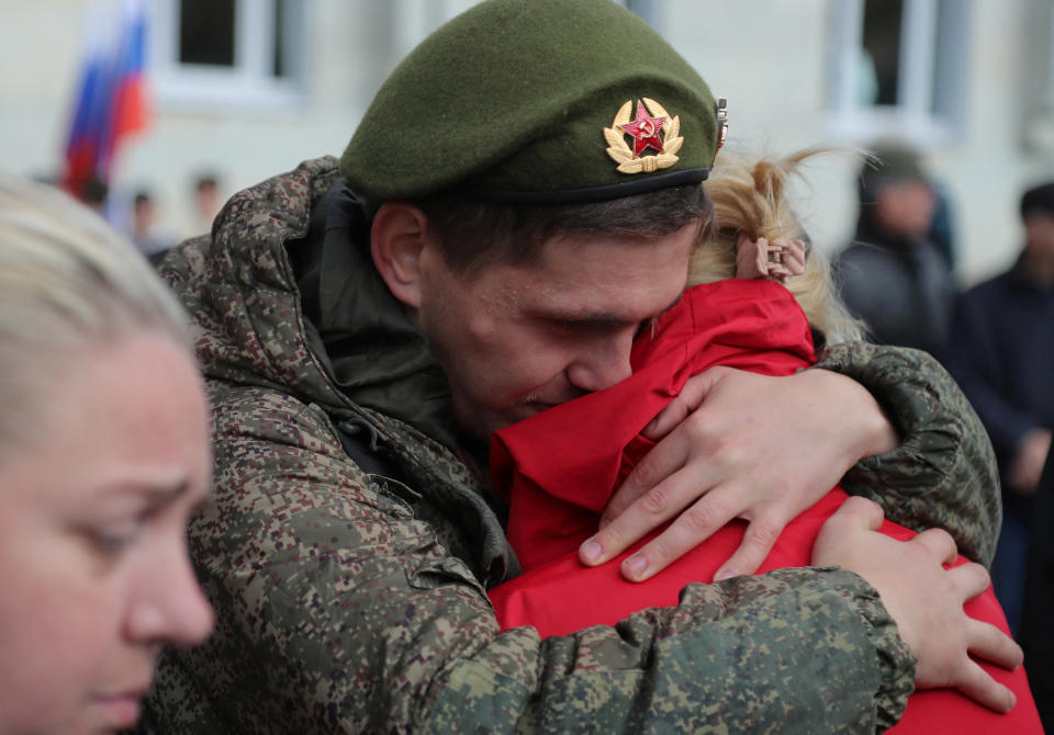 Un soldado de la reserva ruso se despide de sus familiares, luego de que el presidente Vladimir Putin anunciara que servirían en el frente con Ucrania. REUTERS/Igor Russak.