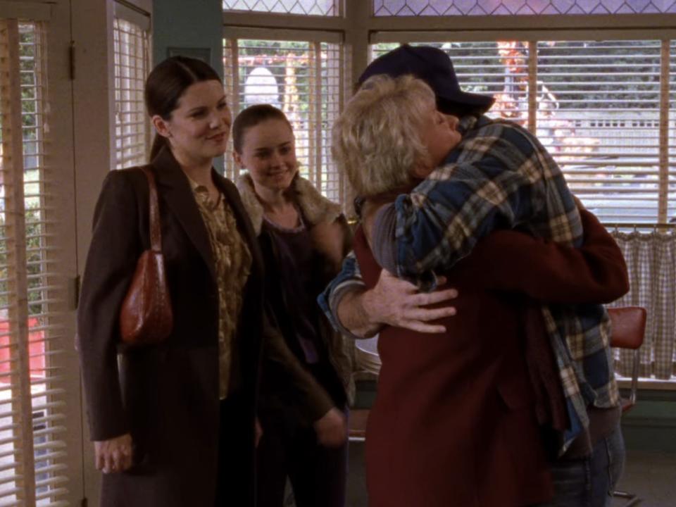 luke hugging mia on season two of gilmore girls