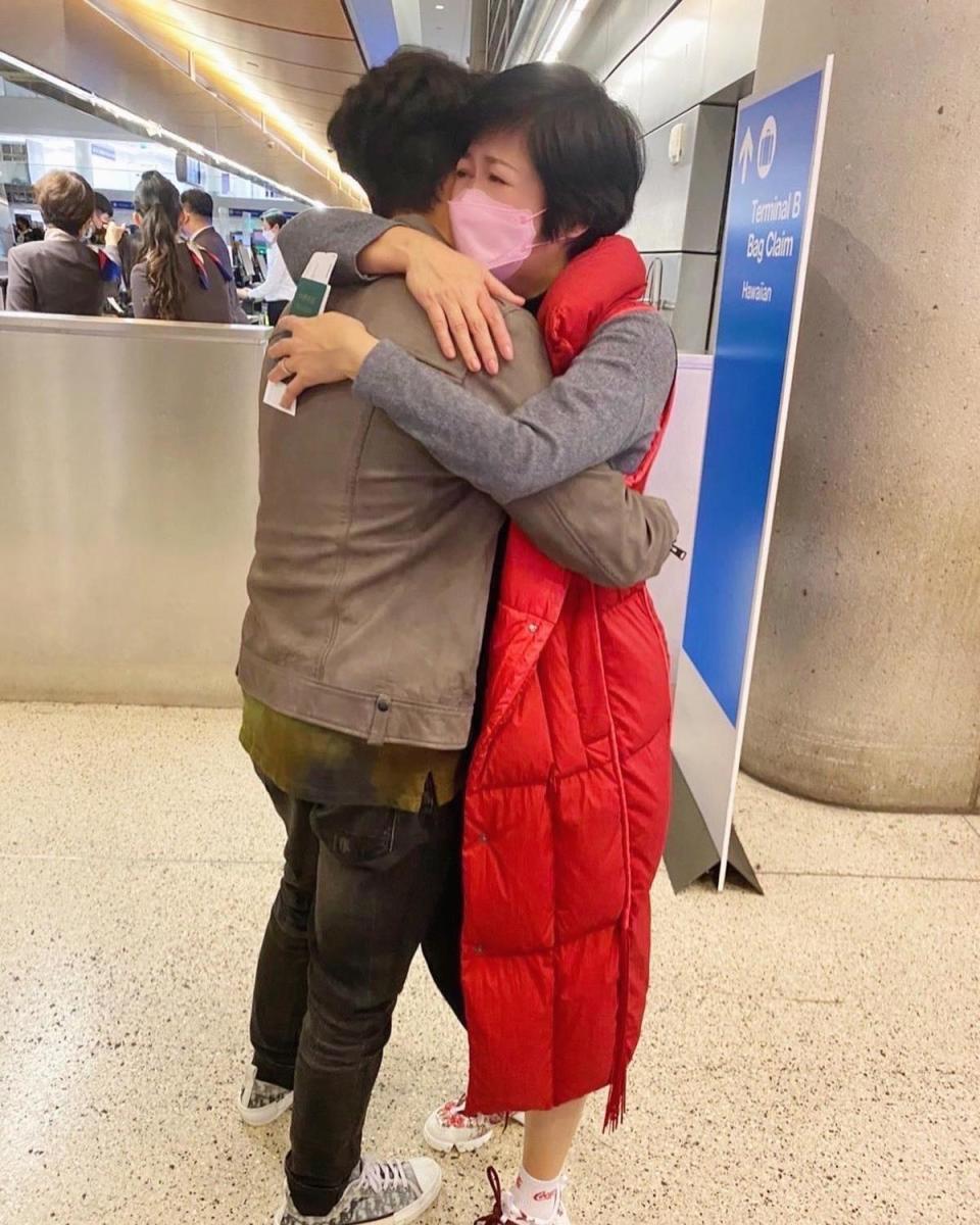 崔佩儀（右）陪兒子（左）到美國辦理入學手續，返台前在機場難過落淚。（翻攝自崔佩儀臉書）