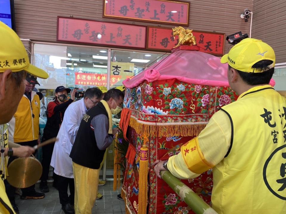 白沙屯拱天宮媽祖進香隊伍到台中沙鹿區，信眾簇擁，高喊媽祖我愛你。（圖：沙鹿童綜合醫院提供）