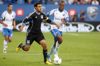 MONTREAL, CANADA - AUGUST 18: Chris Wondolowski #8 of the San Jose Earthquakes moves the ball past Collen Warner #18 of the Montreal Impact during the match at the Saputo Stadium on August 18, 2012 in Montreal, Quebec, Canada. (Photo by Richard Wolowicz/Getty Images)