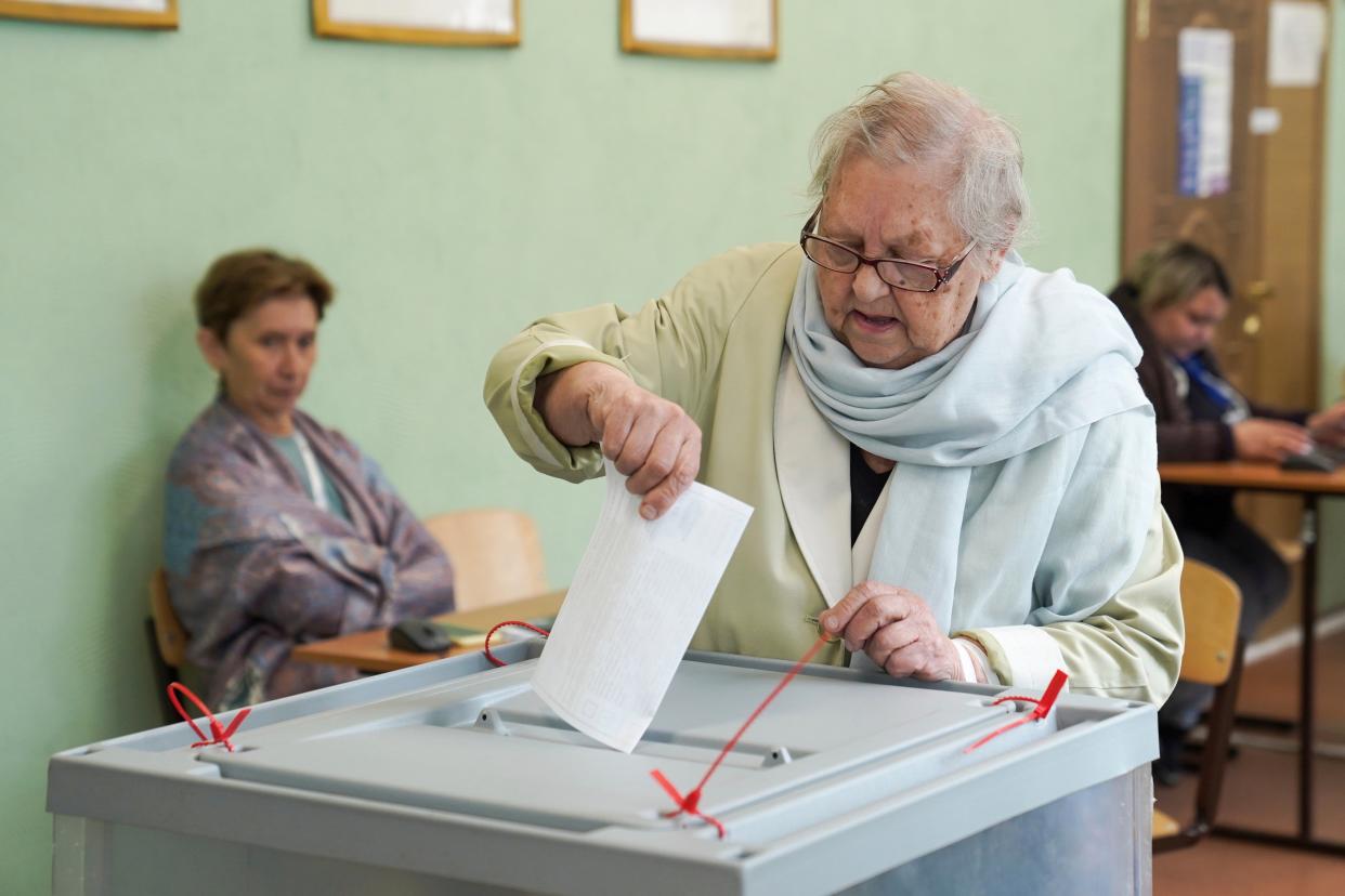 An elderly woman casts her ballot at a polling station during the Moscow mayoral election in Moscow, Russia (Moscow News Agency)