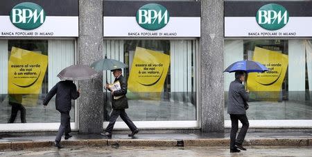 People walk in front of the Banca Popolare di Milano in Milan October 25, 2010. REUTERS/Paolo Bona