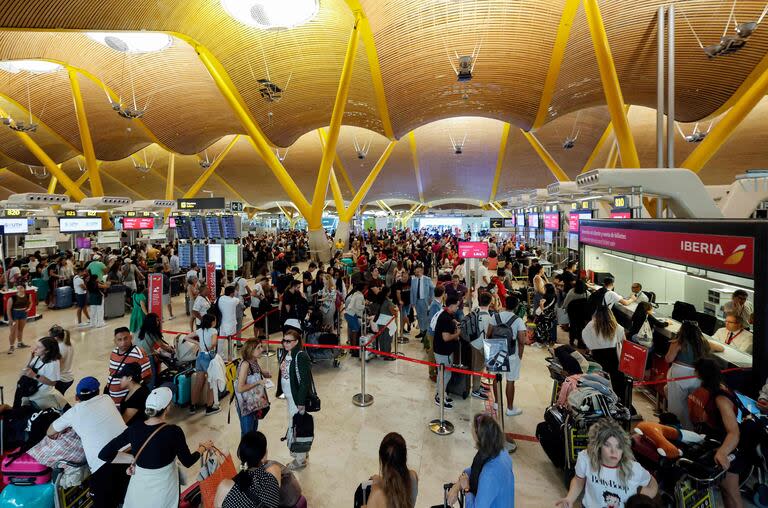 Pasajeros en la terminal 4 del aeropuerto Adolfo Suárez Madrid-Barajas en Madrid el 19 de julio de 2024