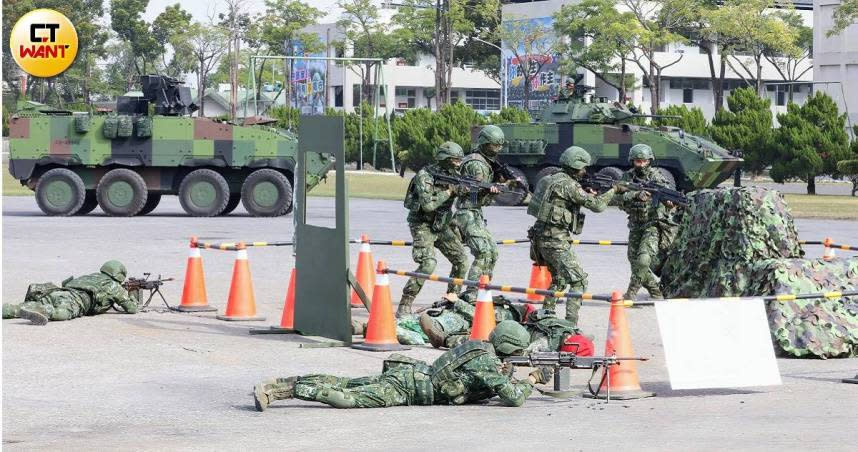 針對有多名軍人被爆出邊打赤膊邊嚼檳榔，不斷嘻笑打鬧之情事，第八軍團指揮部對此證實並回應了。（陸軍示意圖，非當事人／方萬民攝）