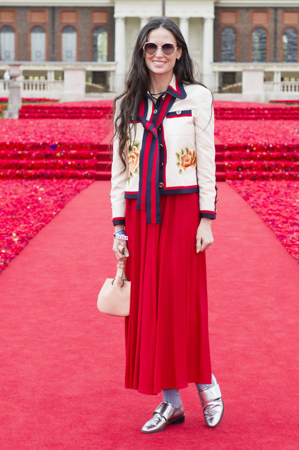 La ex de Ashton Kutcher apostó por un look muy retro que nos transportaba a los años 70 y a su particular modo de conjuntar elementos. Demi se atrevió con un maxi vestido en tono rojo pasión de caída recta y con vuelo.