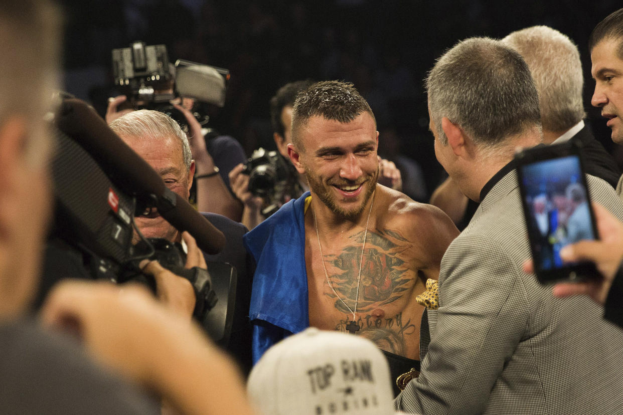 Vasyl Lomachenko tras vencer a Jorge Linares en 2018. (AP Photo/Kevin Hagen)