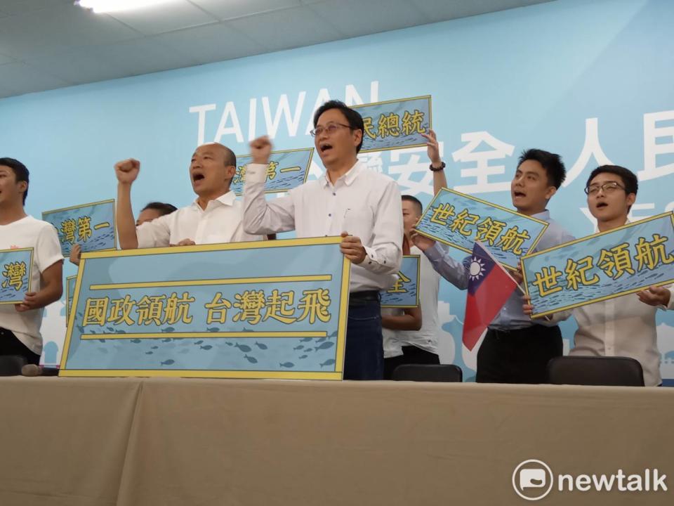 「國政配」正式合體後，高喊口號助威。   圖：孫家銘／攝