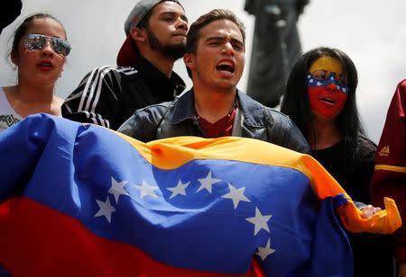 Venezuelan residents wait to cast their votes during an unofficial plebiscite against President Nicolas Maduro's government in Bogota, Colombia July 16, 2017. REUTERS/Jaime Saldarriaga