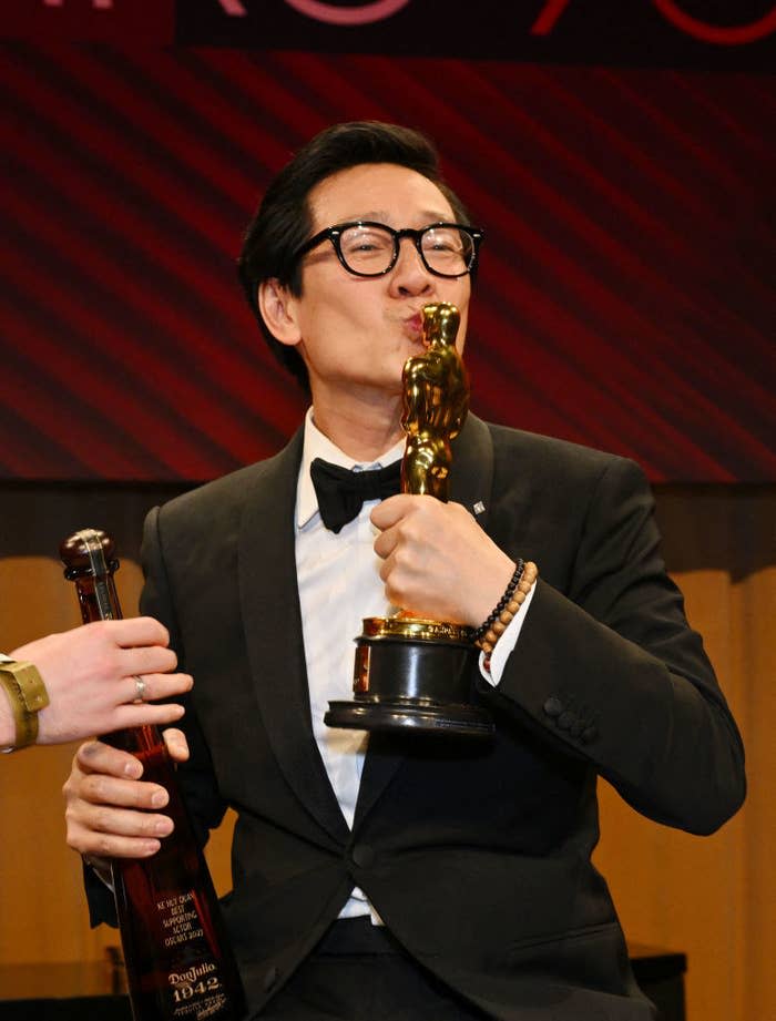 kissing his award