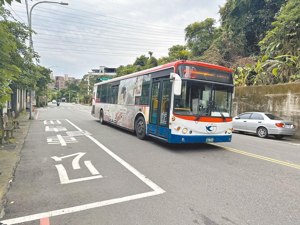 指南客運949路公車路線為「深坑－捷運古亭站」，因行駛國道3號甲線不准站立，只要座位坐滿，公車駕駛便無法再載客，乘客只能等下一班車。（高鈞麟攝）