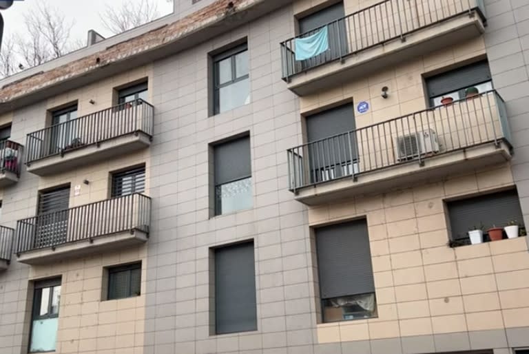 Dos Gemelas se precipitaron del tercer piso de un edificio en Sallent, España, una murió y la otra está en grave estado