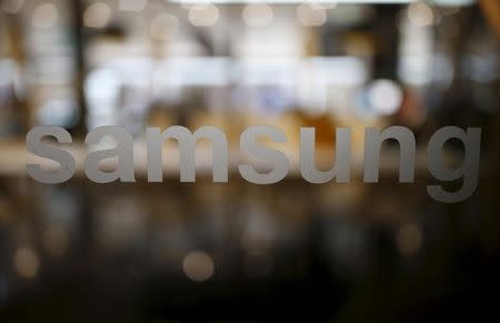 A Samsung logo is seen at Samsung Electronics' headquarters in Seoul, South Korea, December 18, 2015. Picture taken on December 18, 2015. REUTERS/Kim Hong-Ji