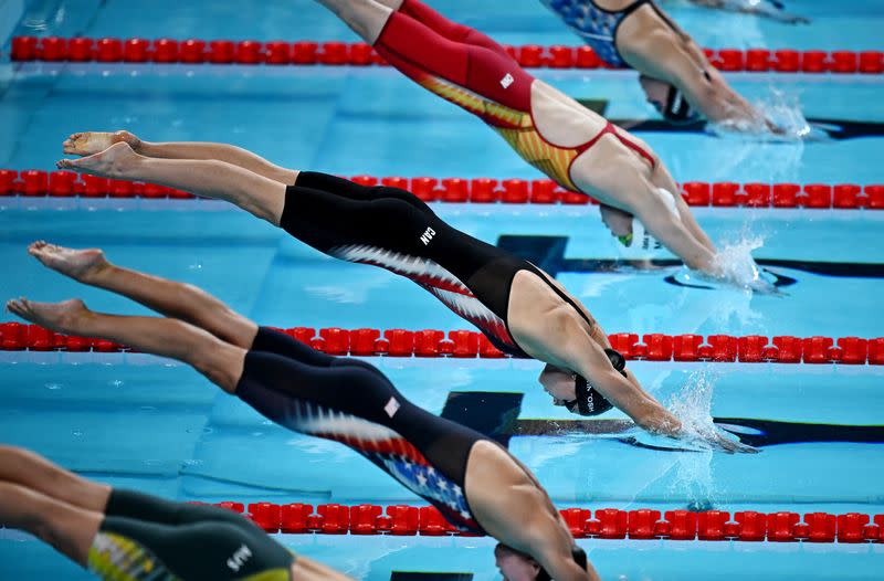 Summer McIntosh de Canadá en acción al comienzo de la carrera en la final femenina de 200 metros mariposa durante los Juegos Olímpicos de París 2024 en la piscina de La Défense Arena, Nanterre, Francia