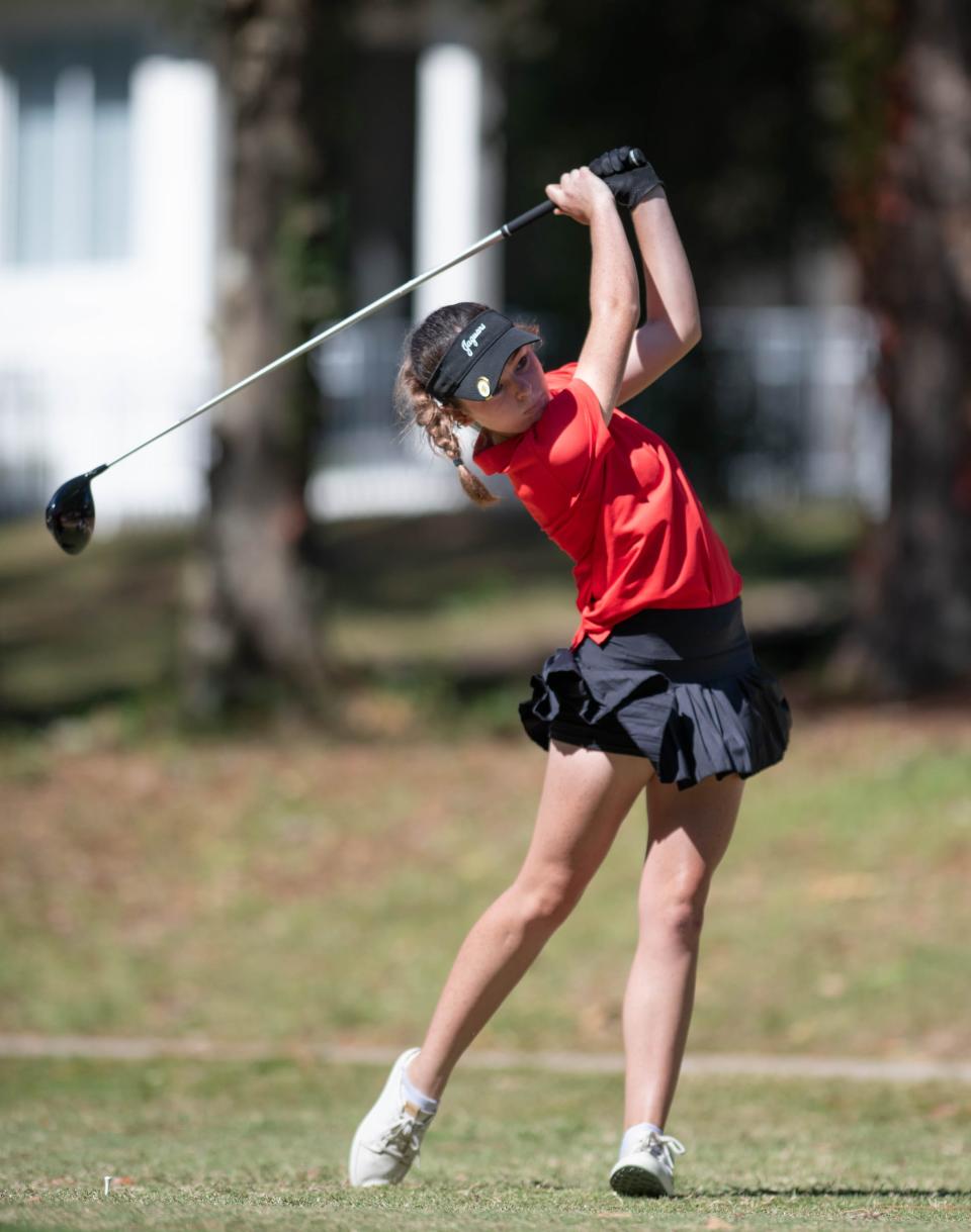 Abby Vernier von der West Florida High School schlägt am Dienstag, den 24. Oktober 2023, während des Mädchen-Golfturniers Distrikt 1-2A im Marcus Pointe Golf Club in Pensacola ab.