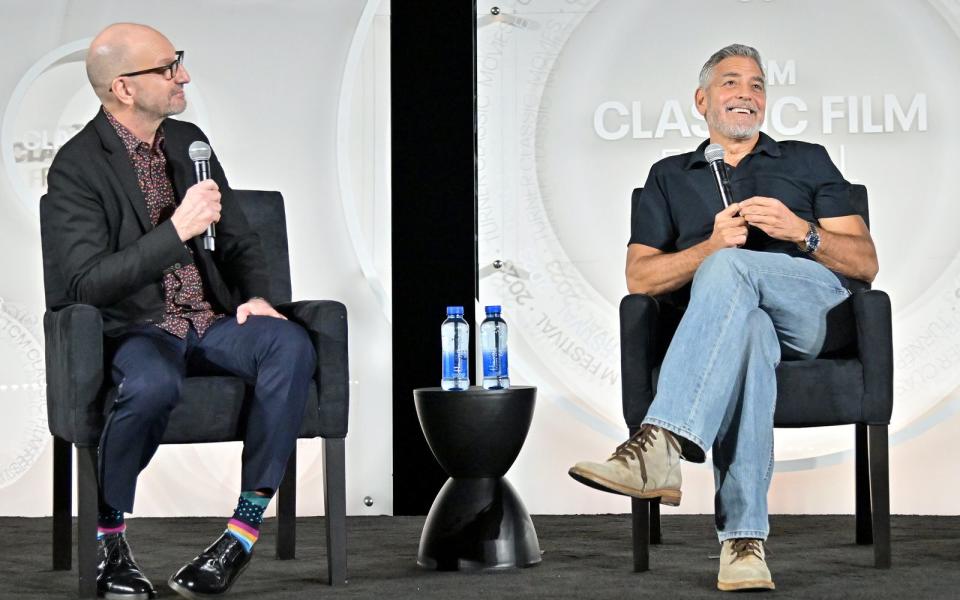 Regisseur Steven Soderbergh (links) und Schauspieler George Clooney plauderten im Rahmen des 2023 TCM Classic Film Festivals über ihren Kassenschlager "Ocean's Eleven" (2001). (Bild: 2023 Getty Images/Charley Gallay)