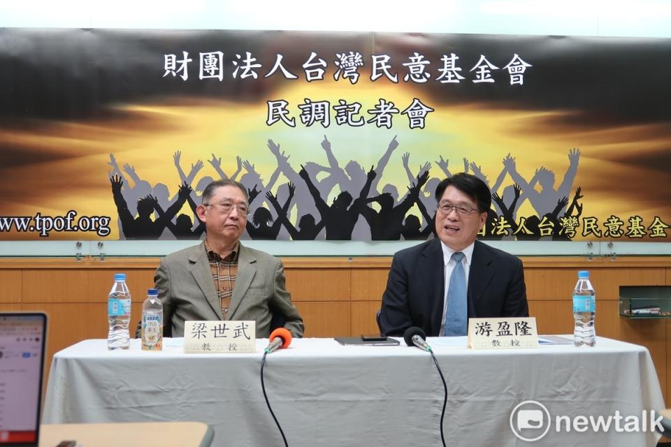 世新大學教授梁世武與台灣民意基金會董事長游盈隆。   圖：林朝億/攝