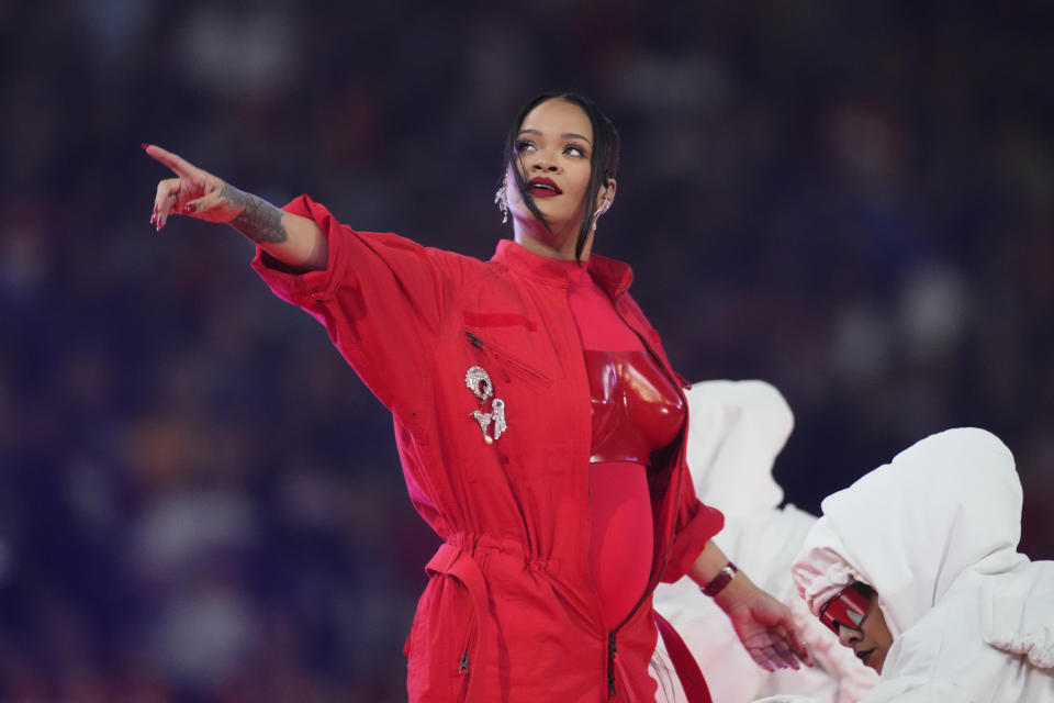 Rihanna durante su presentación en el espectáculo de medio tiempo del Super Bowl 57 de la NFL entre los Chiefs de Kansas City y los Eagles de Filadelfia, el domingo 12 de febrero de 2023, en Glendale, Arizona. (Foto AP/Ross D. Franklin)