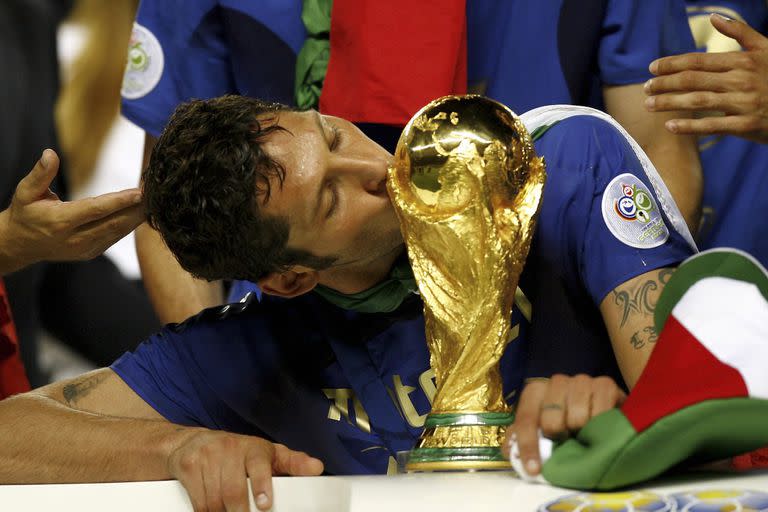 Berlín, 9 de julio de 2006: Materazzi y su amor por la copa, después de la "escandalosa" final contra Francia: cabezazo de Zidane contra el defensor italiano y roja para el francés 