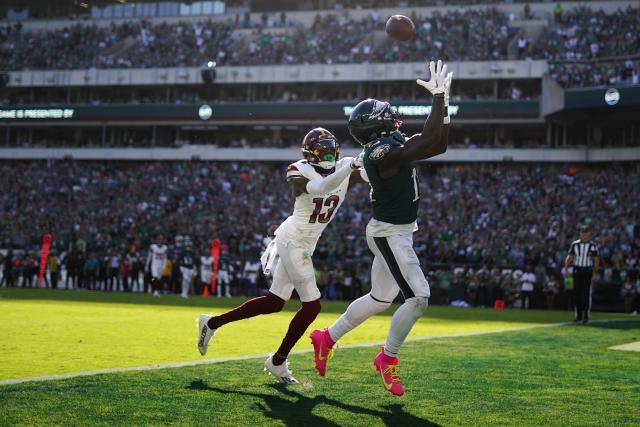 Hurts throws for 319 yards, Elliott's 54-yarder lifts 4-0 Eagles