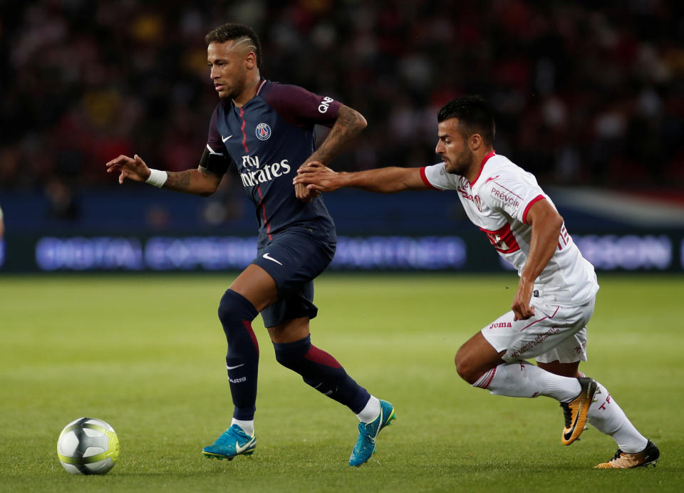 <p>On le savait, Neymar est capable de réaliser des gestes de grande classe. Il l’a notamment montré en toute fin de match en réalisant une “roulette-sombrero” au-dessus de la tête de Corentin Jean. (Photo Reuters) </p>