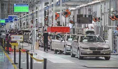 在瀋陽華晨寶馬大東工廠，工人在生產線上裝配汽車（新華社）