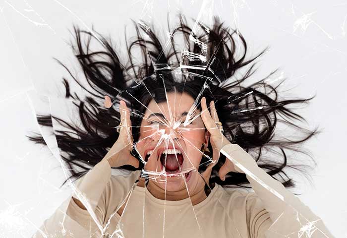 Método japonés manejar la ira: chica enfadada