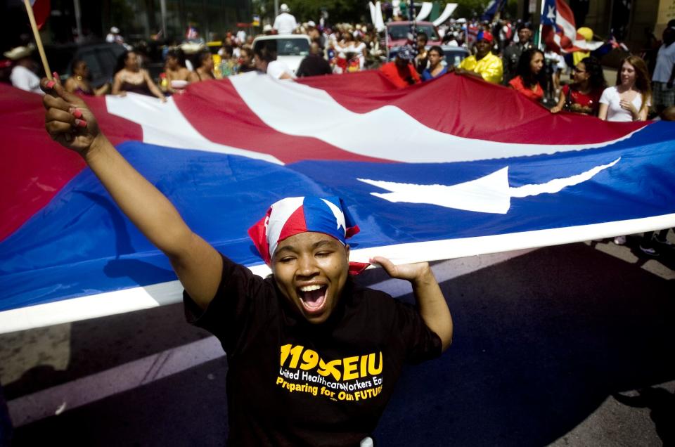 Tamesha Beckford camina con el 1199 SEIU durante el desfile puertorriqueño anual el sábado 25 de julio de 2009. El desfile recorrió el centro de Rochester y finalizó en Frontier Field, donde el Festival Puertorriqueño continuó durante el fin de semana.