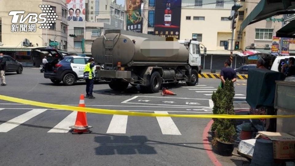 油罐車與電動自行車相撞。（圖／警方提供）