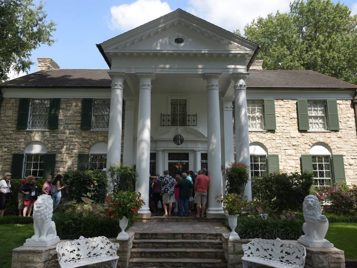 Visitors queue to enter the Graceland mansion of Elvis Presley in Whitehaven, Tenn., during events surrounding the anniversary of his death, in 2017.   (Mandel Ngan/AFP/Getty Images - image credit)