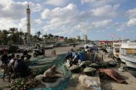 Des pêcheurs fixent leurs filets dans le port d'al-Mina à Tripoli, au nord de Beyrouth, le 9 décembre 2021 (AFP/JOSEPH EID)