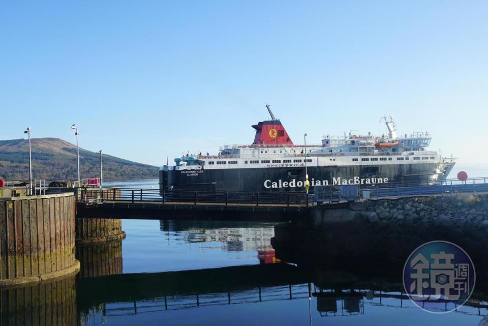 來往艾倫島的渡輪Caledonian MacBrayne，隸屬Calmac Ferries，他們也經營其他離島航線。