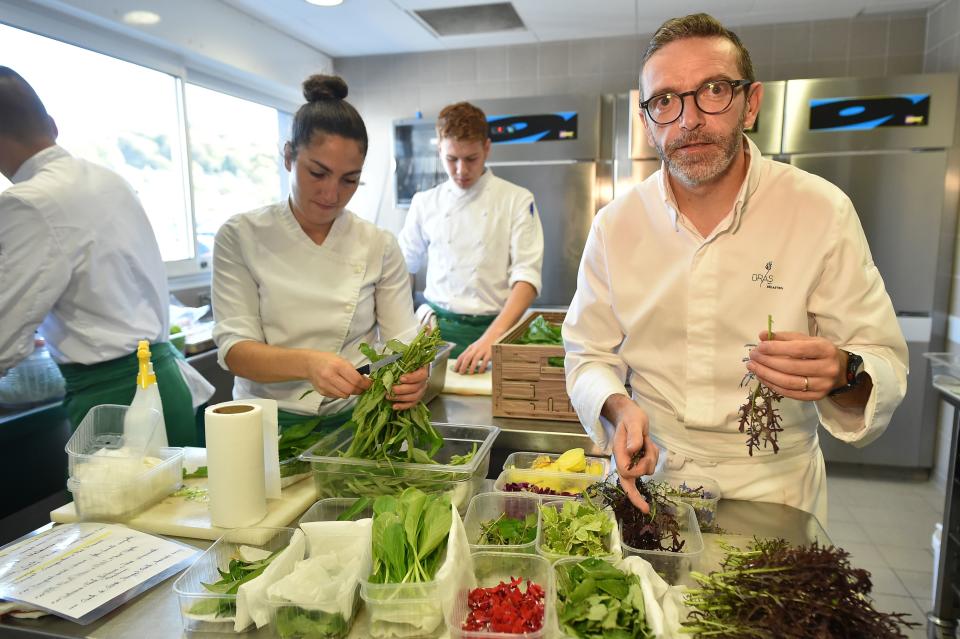 El chef francés Sebastien Bras en la cocina de su restaurante Le Suquet, en Francia, luego de anunciar su pedido de no ser incluido en la Guía Michelin 2018. Foto: REMY GABALDA/AFP via Getty Images