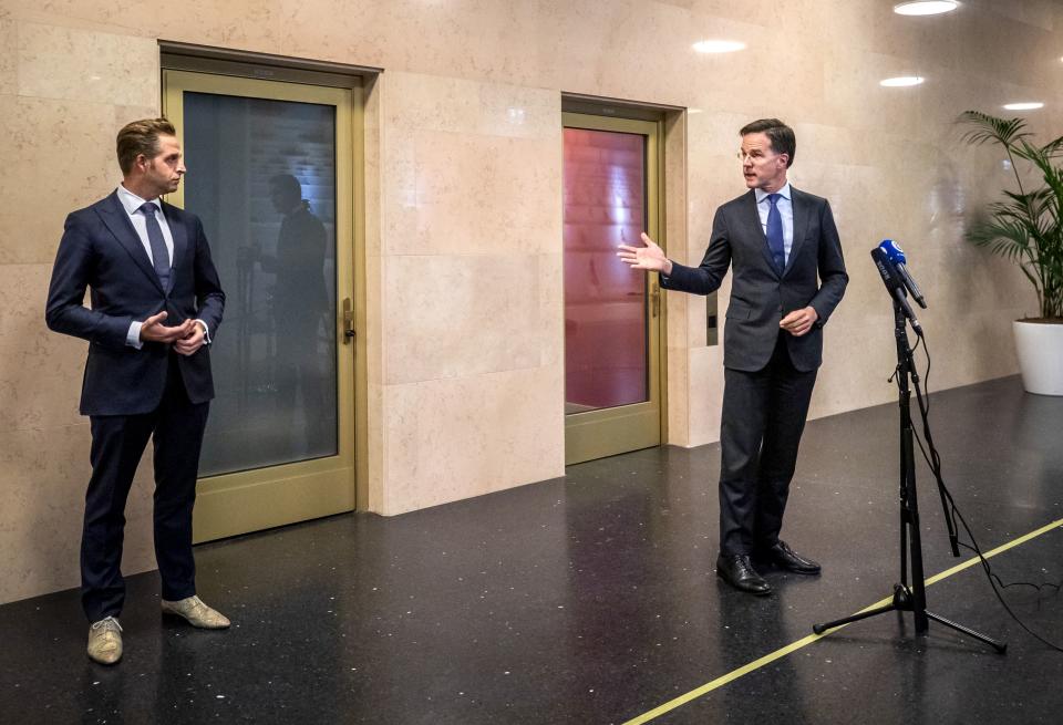 Mark Rutte, primer ministro de Países Bajos, anunciaba el 25 de marzo las nuevas medidas de distanciamiento social acompañado de Hugo de Jonge, ministro de Salud, pero en todo momento guardaron separación entre ambos. (Foto: Remko De Waal / ANP / AFP / Getty Images).
