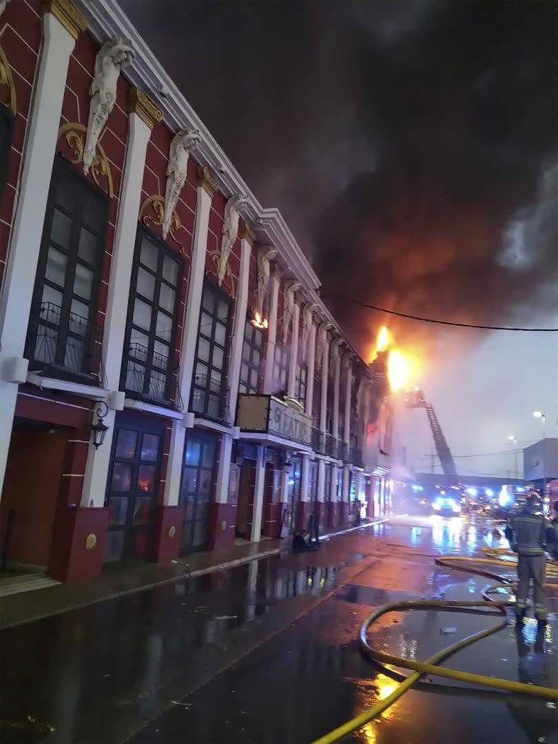En esta foto proporcionada por Bomberos de Murcia el 1 de octubre de 2023, los bomberos intentan extinguir un incendio que al menos mató a 13 personas en una discoteca.